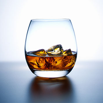 Esquentar o Cognac antes de beber é falso mito. Muito melhor aprecia-lo com gelo.